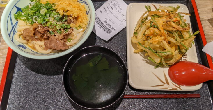 [丸龜製麵] 買炸物送牛肉蛋拌烏龍麵，2022年10月桌曆優惠方案 | OurShare生活紀錄