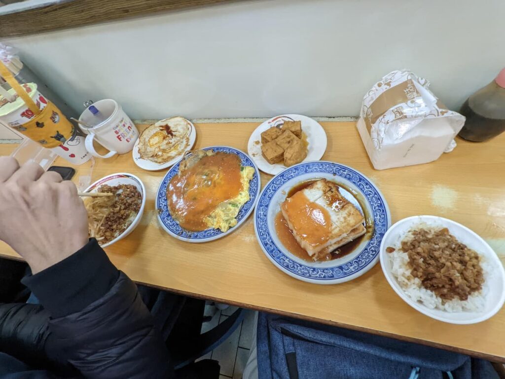 [西門町美食]西門町必吃-天天利美食坊-滷肉飯、半熟荷包蛋、蚵仔煎 | OurShare生活紀錄