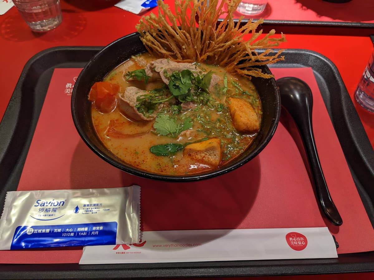 [大心新泰式麵食] 酸酸甜甜又辣辣，讓你一口接著一口地吃，大心新泰式麵食菜單、心得 | OurShare生活紀錄