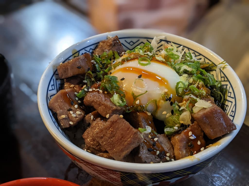 丼賞和食焼き物vs刺身丼丼專門店